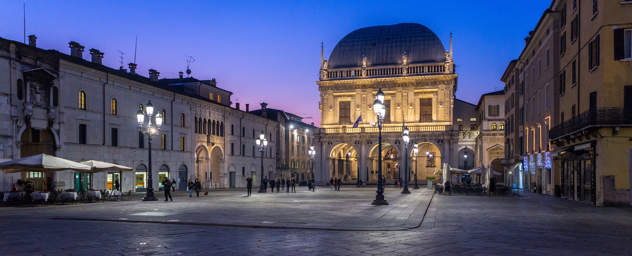 family-bike-residence-Piazza Loggia