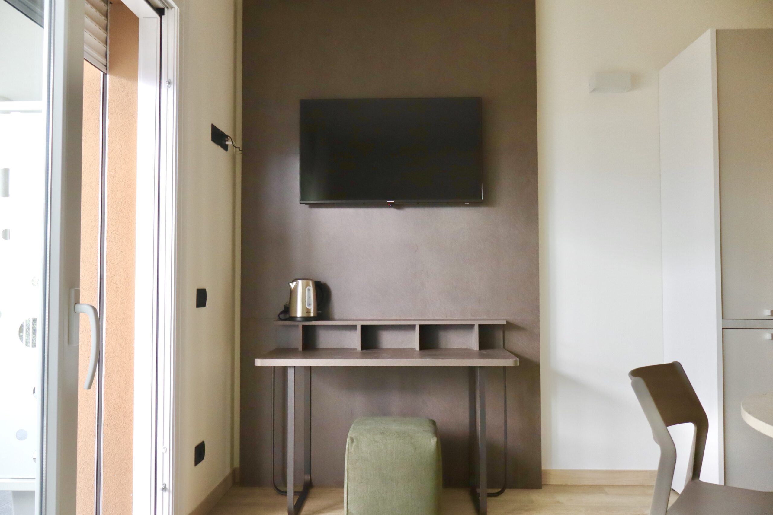 Televisore monolocale Standard con balcone - Appartamenti Lago d’Iseo